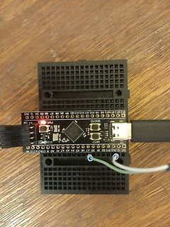 Mikrocontroller-Board auf Breadboard