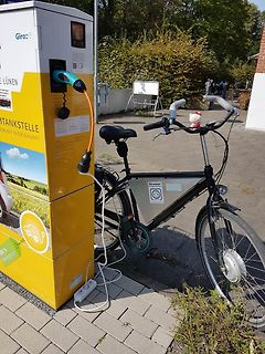 Fahrrad an einer Ladestation