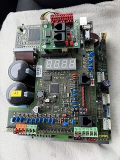 Elektronik-Leiterplatte mit 7-Segment-Anzeige und Kondensatoren