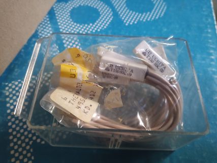 Beschriftete Kabel in einer Kunststoffbox