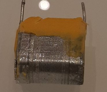 Elektrolytkondensator mit gelber Vergussmasse