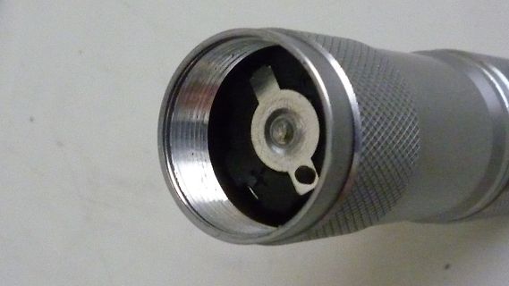 Batteriefach einer Taschenlampe
