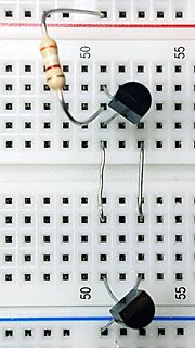 Bauteile auf einem Breadboard