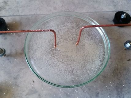 Aufbau mit Kupferdrähten in einer Glasschale mit Flüssigkeit