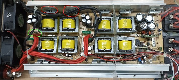 Innenansicht eines Schaltnetzteils mit Transformatoren und Kondensatoren