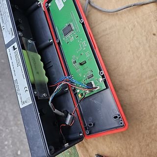 Geöffnetes elektronisches Gerät mit Leiterplatte und Akku