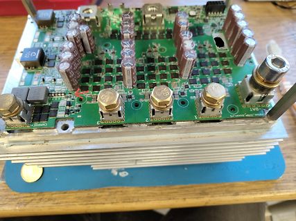 Leiterplatte mit Elektrolytkondensatoren und Steckverbindern
