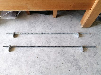 Gewindestangen mit Metallhalterungen auf Boden