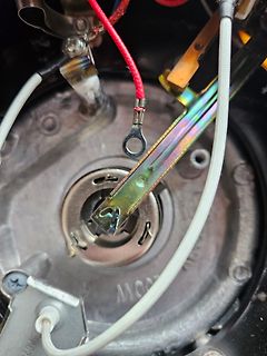 Innenansicht eines elektrischen Bauteils mit Kabeln