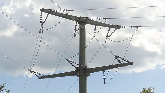 Strommast mit Hochspannungsleitungen