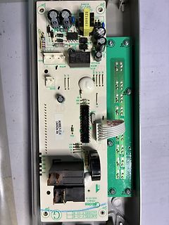 Midea Steuerplatine mit Mikrocontroller und Relais