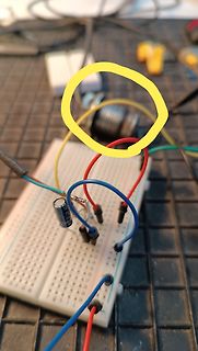 Aufbau auf Breadboard mit gelb eingekreistem Bauteil