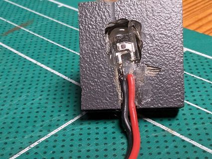 LED mit roten und schwarzen Kabeln an Gehäuse