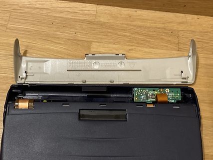 Geöffnetes Elektronikgerät mit sichtbarer Platine