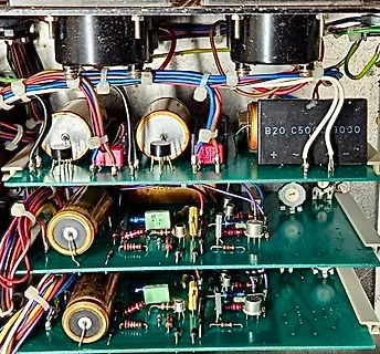 Innenansicht eines Geräts mit mehreren Leiterplatten und Kondensatoren