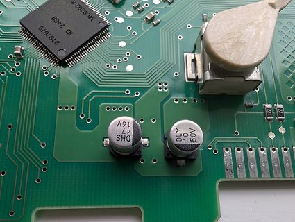 Nahaufnahme einer grünen Leiterplatte mit elektronischen Bauteilen