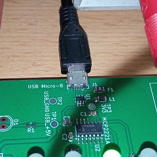 USB-Micro-B Anschluss auf einer grünen Leiterplatte