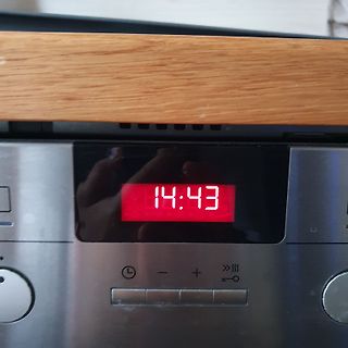 Display eines Elektrogeräts mit digitaler Uhrzeit