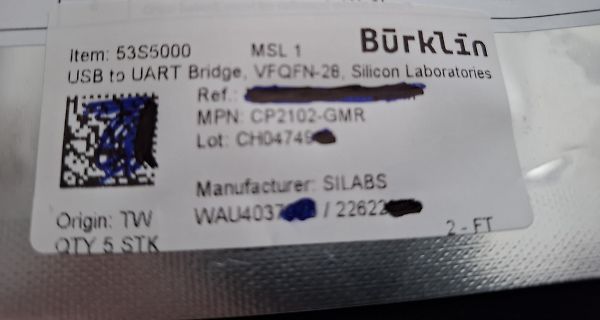 Etikett eines USB-zu-UART-Bridges