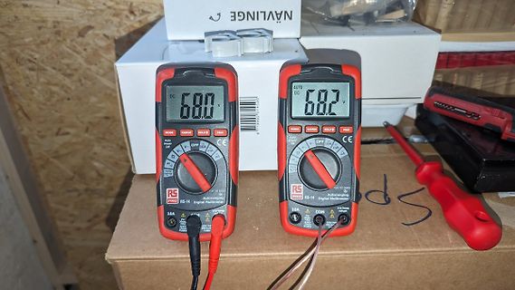 Zwei digitale Multimeter mit Messanzeigen
