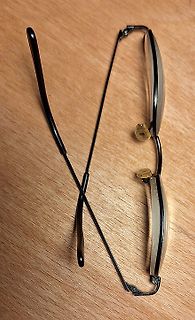 Brille auf Holztisch