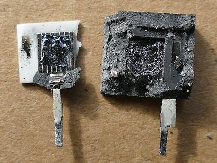 Zwei beschädigte oder verbrannte elektronische Bauteile