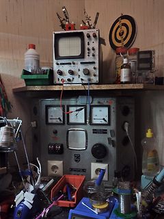 Elektronik-Werkstatt mit Oszilloskop und Labornetzteil