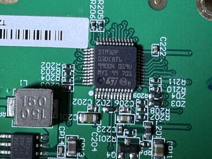Nahaufnahme einer Leiterplatte mit STM32F Mikrocontroller