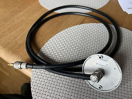 Drucksensor mit Anschlusskabel auf Tisch