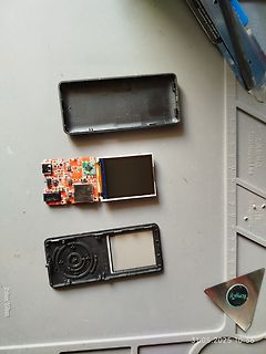 Zerlegtes elektronisches Gerät mit Leiterplatte und Display