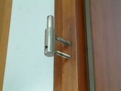 Metallischer Bolzen an einer Holztür