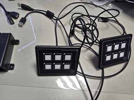 Zwei quadratische LED-Matrizen mit USB-Kabeln