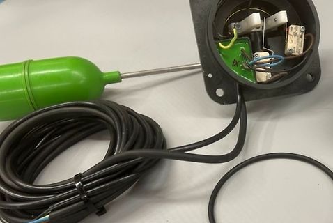Schwimmerschalter mit Anschlussdose und Kabel