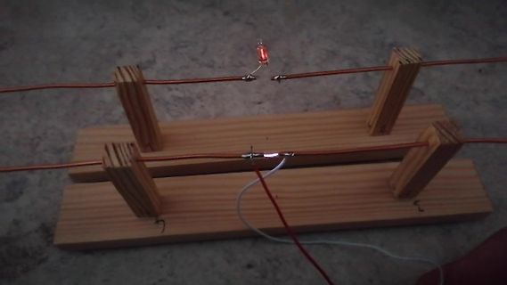 Elektrischer Aufbau mit LEDs auf Holzbasis
