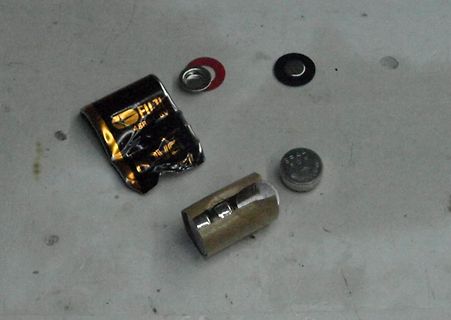 Defekter Elektrolytkondensator und Bauteilreste