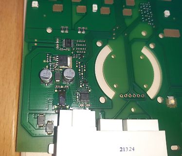 Nahaufnahme einer grünen Leiterplatte mit elektronischen Bauteilen