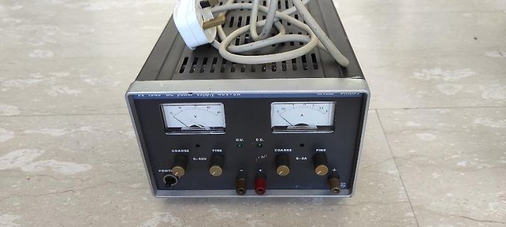 Labornetzteil mit Analoganzeigen