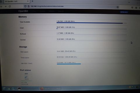 Foto eines Bildschirms mit OpenWrt LuCI Statusübersicht