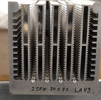 Metallischer Kühlkörper mit Profilen
