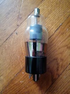 Elektronenröhre auf Holzuntergrund