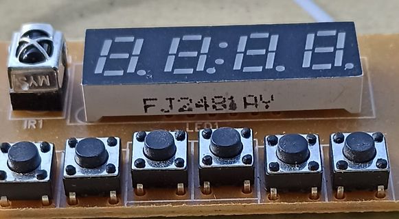 Leiterplatte mit 7-Segment-Anzeige und Tasterreihe