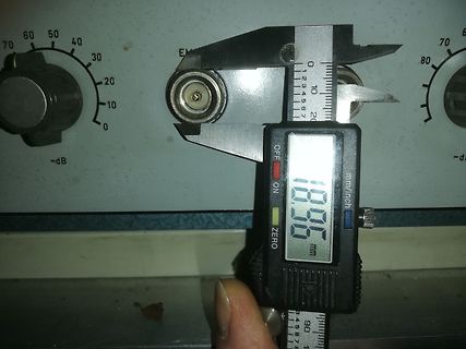 Messung eines Bauteils mit Messschieber