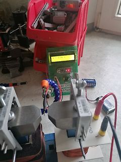 Messaufbau mit LCD-Anzeige und Magnetfeldsensor