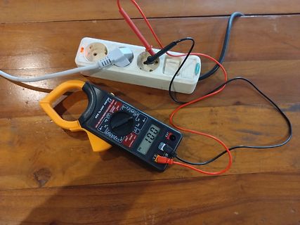 Multimeter misst Spannung an Steckdose