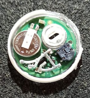 Geöffnete runde Elektronikplatine mit Knopfzellenhalter