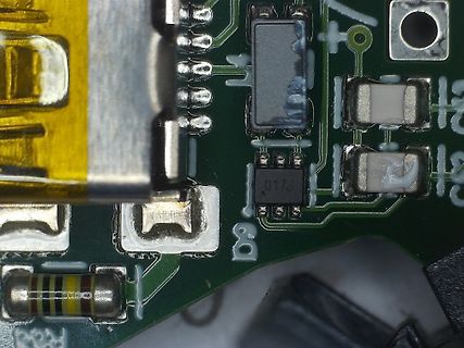 Makroaufnahme einer Leiterplatte mit elektronischen Bauteilen
