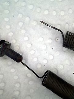 Metallische Federn und Drähte auf weißem Untergrund