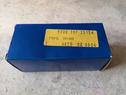 Blaue Schachtel mit gelbem Aufkleber