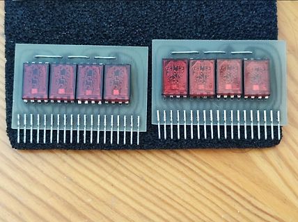 Zwei kleine Leiterplatten mit integrierten ICs