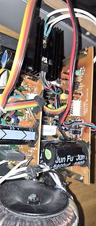 Innenansicht einer Leiterplatte mit Elektrolytkondensatoren und Kühlkörper